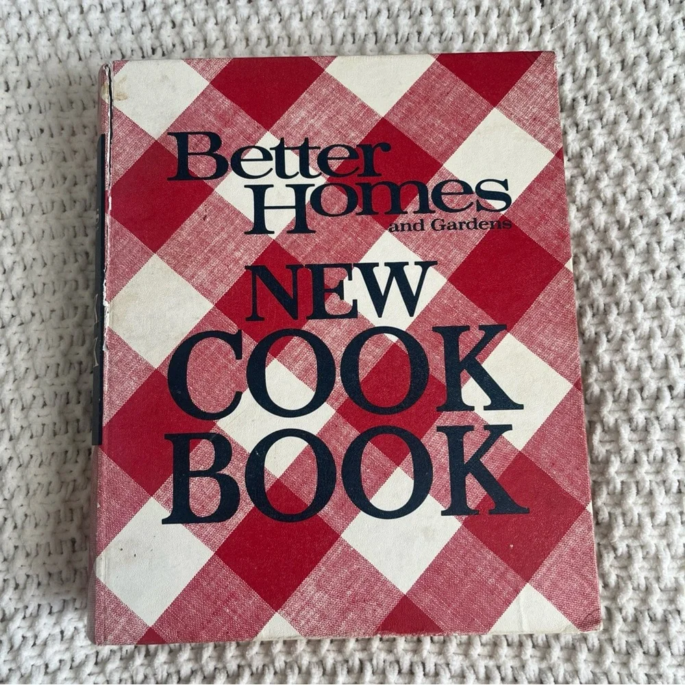 Better Homes and Garden New Cook Book 1970 with “Best You Can Bake” dessert book